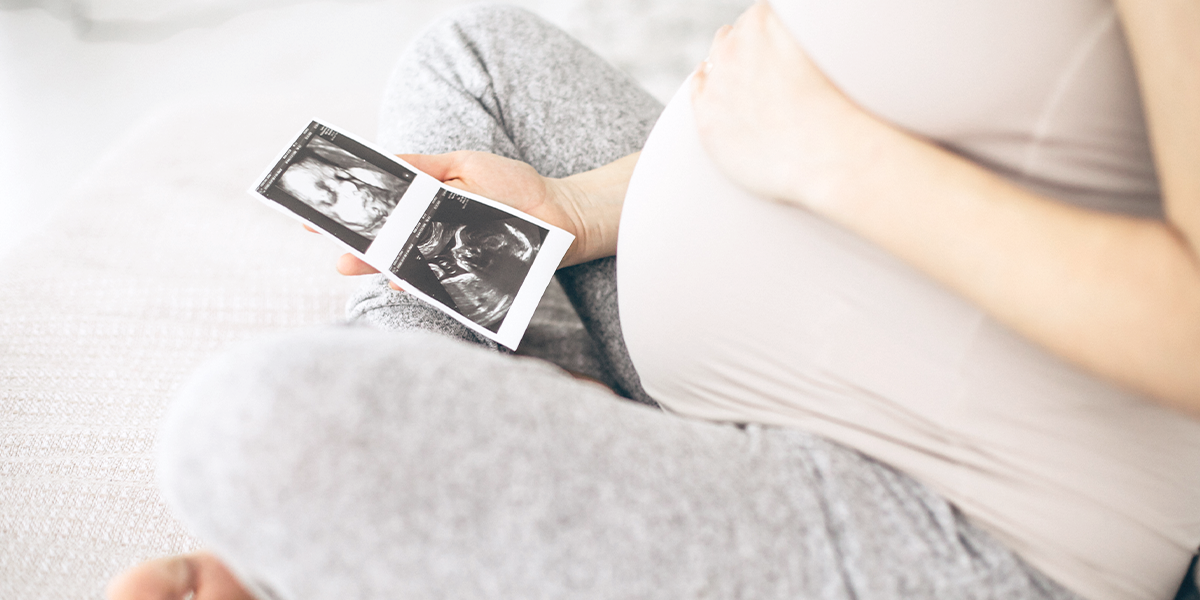 imagem de grávida vendo ultrassom