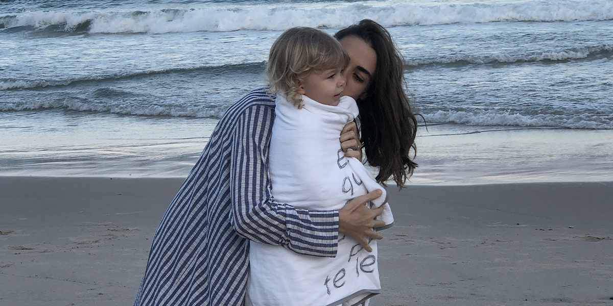 imagem de mãe e filho na praia