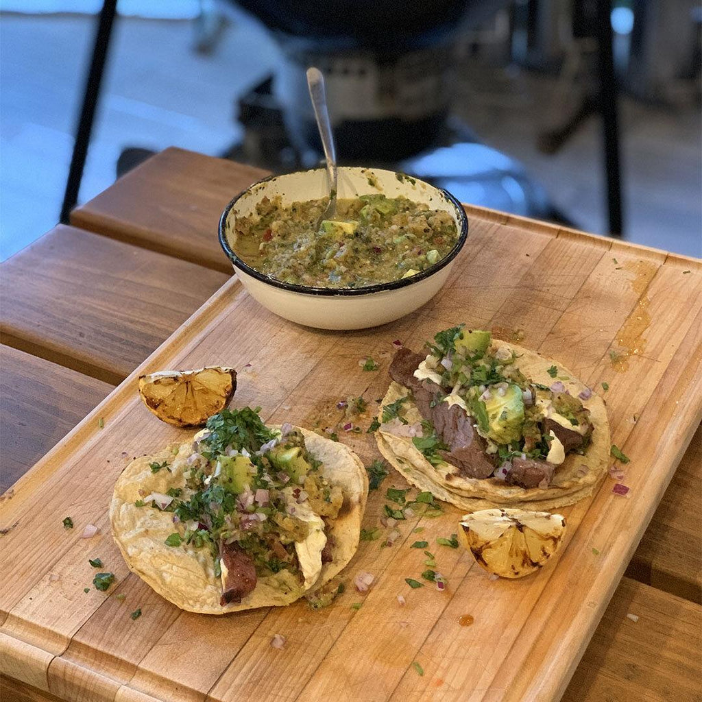 Tacos de Arrachera con queso y salsa tatemada de chicharrón – 