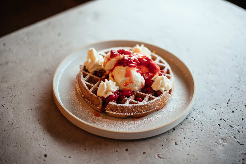 ワッフル 東京コーヒー cafe waffle with ice cream and strawberries