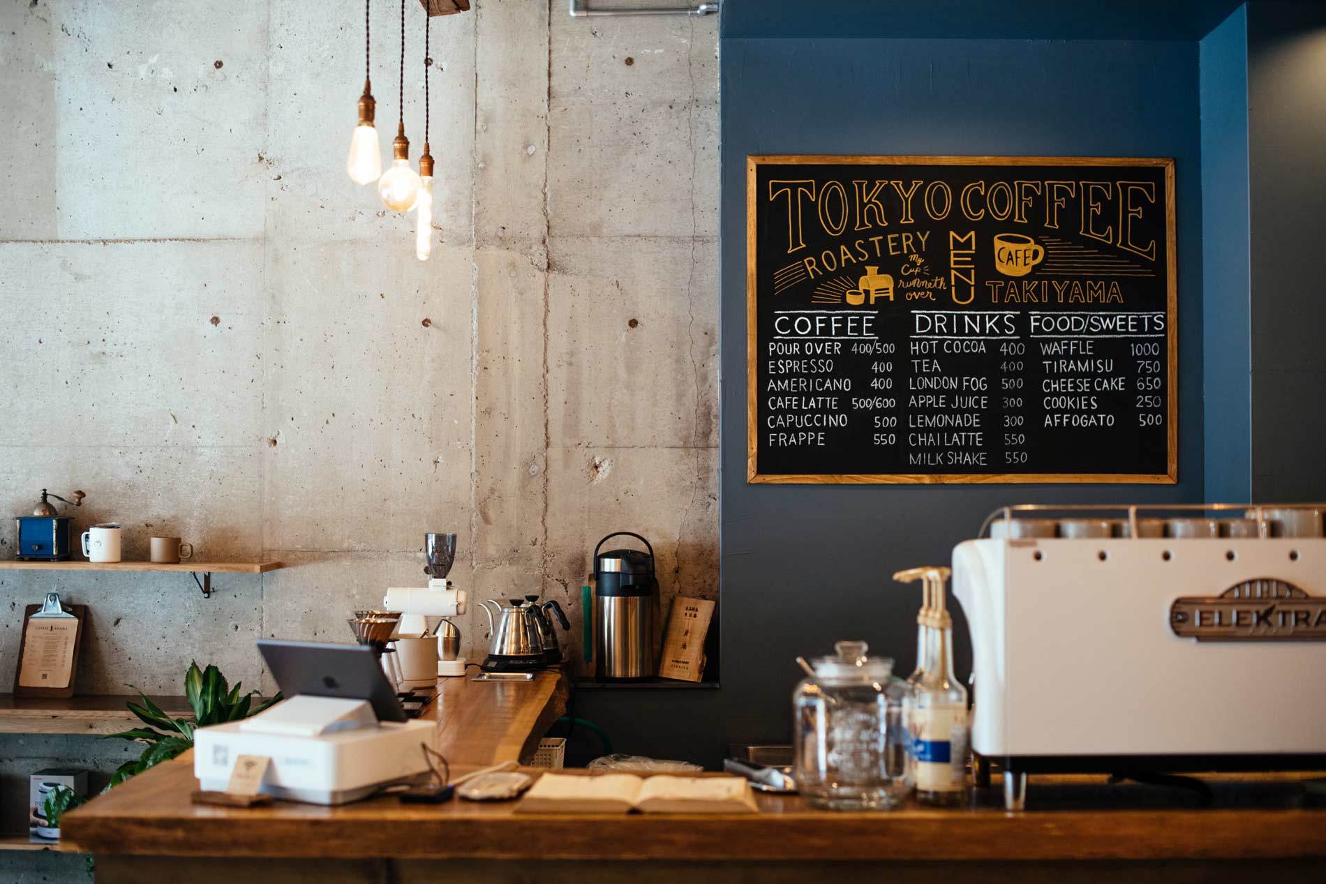 Tokyo Coffee Cafe Counter and Espresso Machine - 東京コーヒーカフェの画像