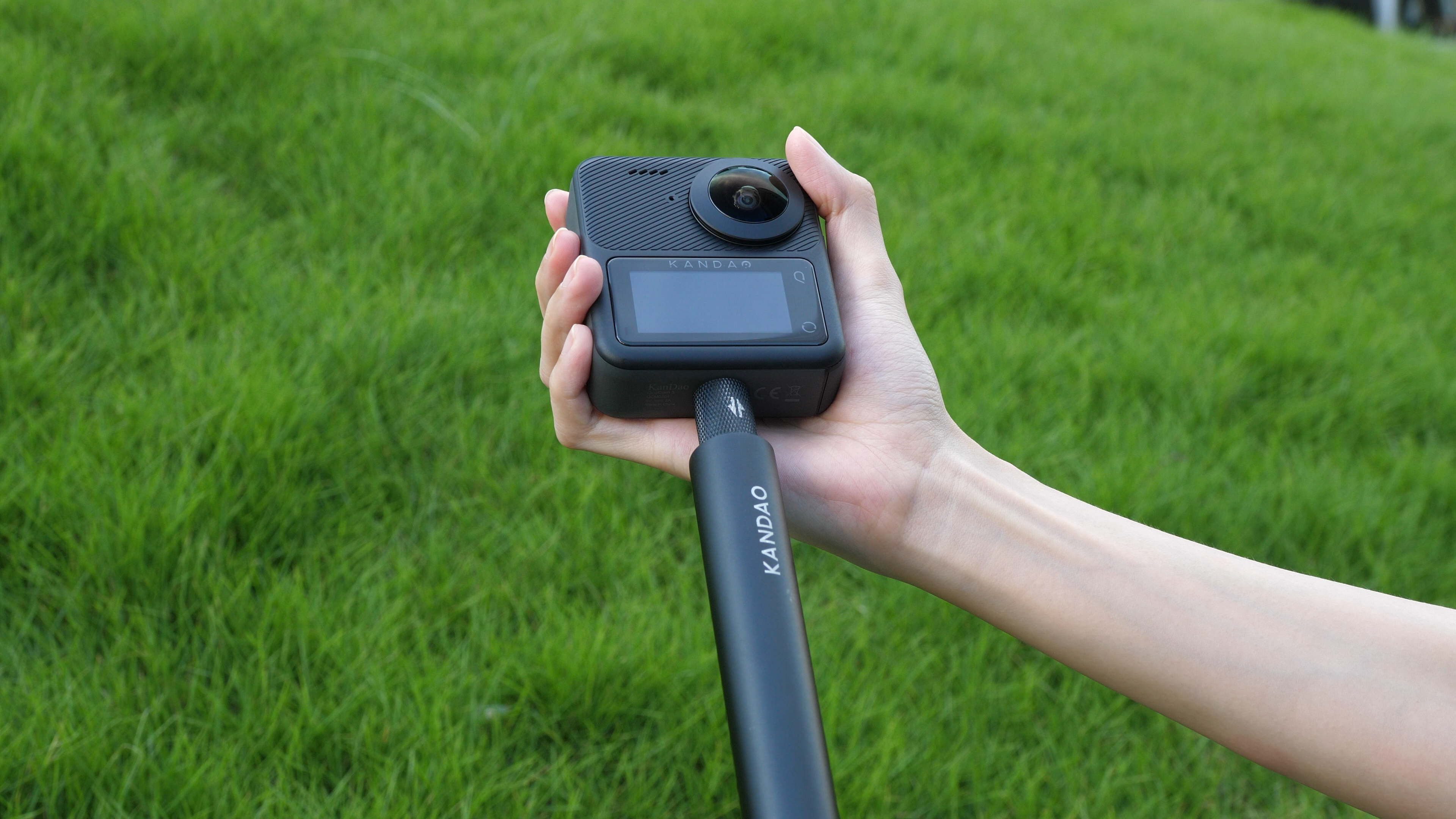QooCam3 5.7K 360 camera, mounting the selfie stick