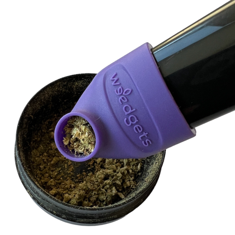 sili-scoop loading weed into its bowl from a grinder