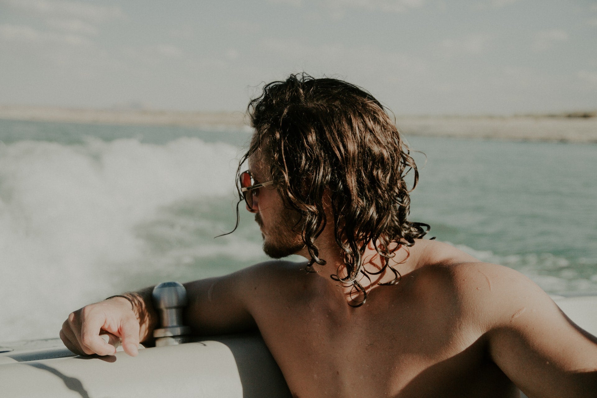 Красивый парень в воде. Мужчина в воде. Парень в воде. Мужчина с длинными волосами в море. Парни с длинными волосами на пляже.