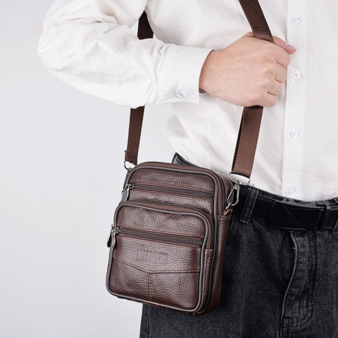 A Shoulder Bag Masculina em Couro Modelo Trend é a escolha ideal para homens que valorizam estilo e funcionalidade.