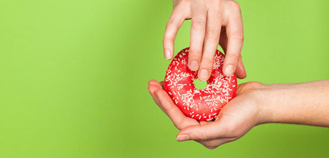 mãos segurando um donuts