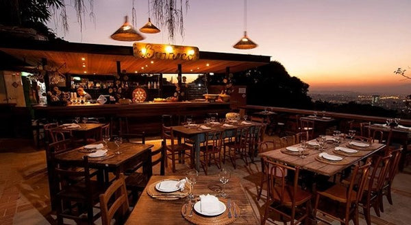 Foto de um crespúsculo em restaurante com vista panorâmica.