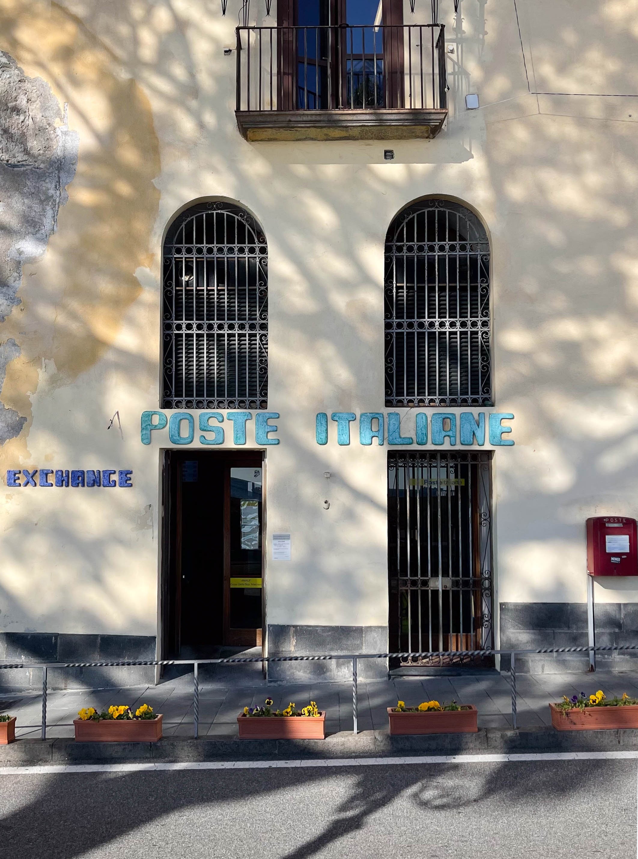 Auch in Italien pflanzt man sie: die viole del pensiero. Stiefmütterchen vor der Post in Positano.