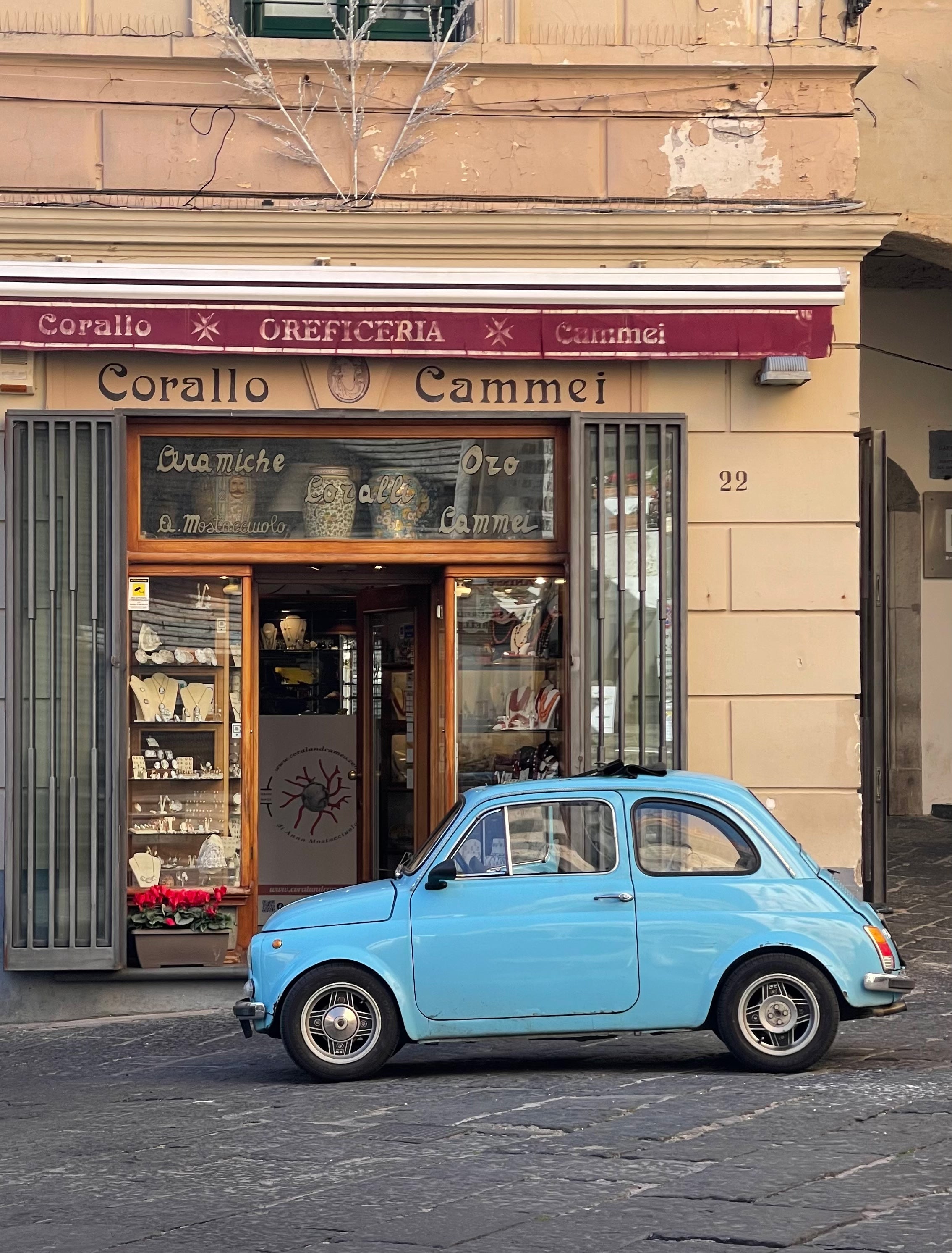 alter Fiat Quinquecento vor einem Geschäft in Amalfi