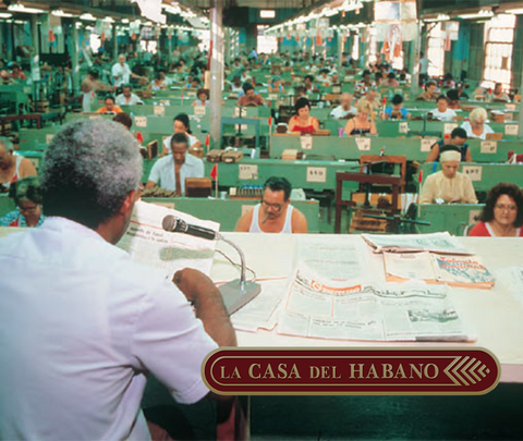 El corazón de cualquier fábrica de tabacos confeccionados a mano es conocido como “la galera”. Desde 1865 el Lector, ameniza la tarea de los Torcedores.