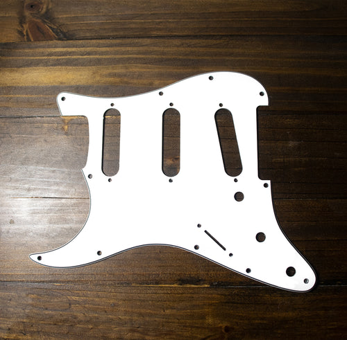 Fender 11-Hole Modern Stratocaster S-S-S Pickguard Aged White Pearl plaque  de protection pour Fender Stratocaster
