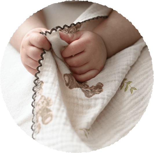 赤ちゃんの手とガーゼの写真