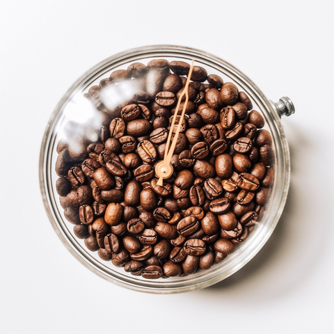 An anime and minimalist-style illustration that artistically encapsulates the peak freshness window for roasted coffee, typically spanning two to four weeks post-roasting. Set against a clean, white background, the image, despite the absence of people and text, communicates this crucial information through the use of symbolic elements and bright colors. The expert and academic tone of the image emphasizes the importance of this time period in enjoying the full sensory experience of freshly roasted coffee