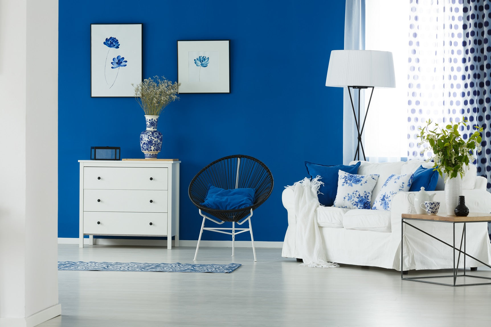 komoda w salonie z niebieską ścianą