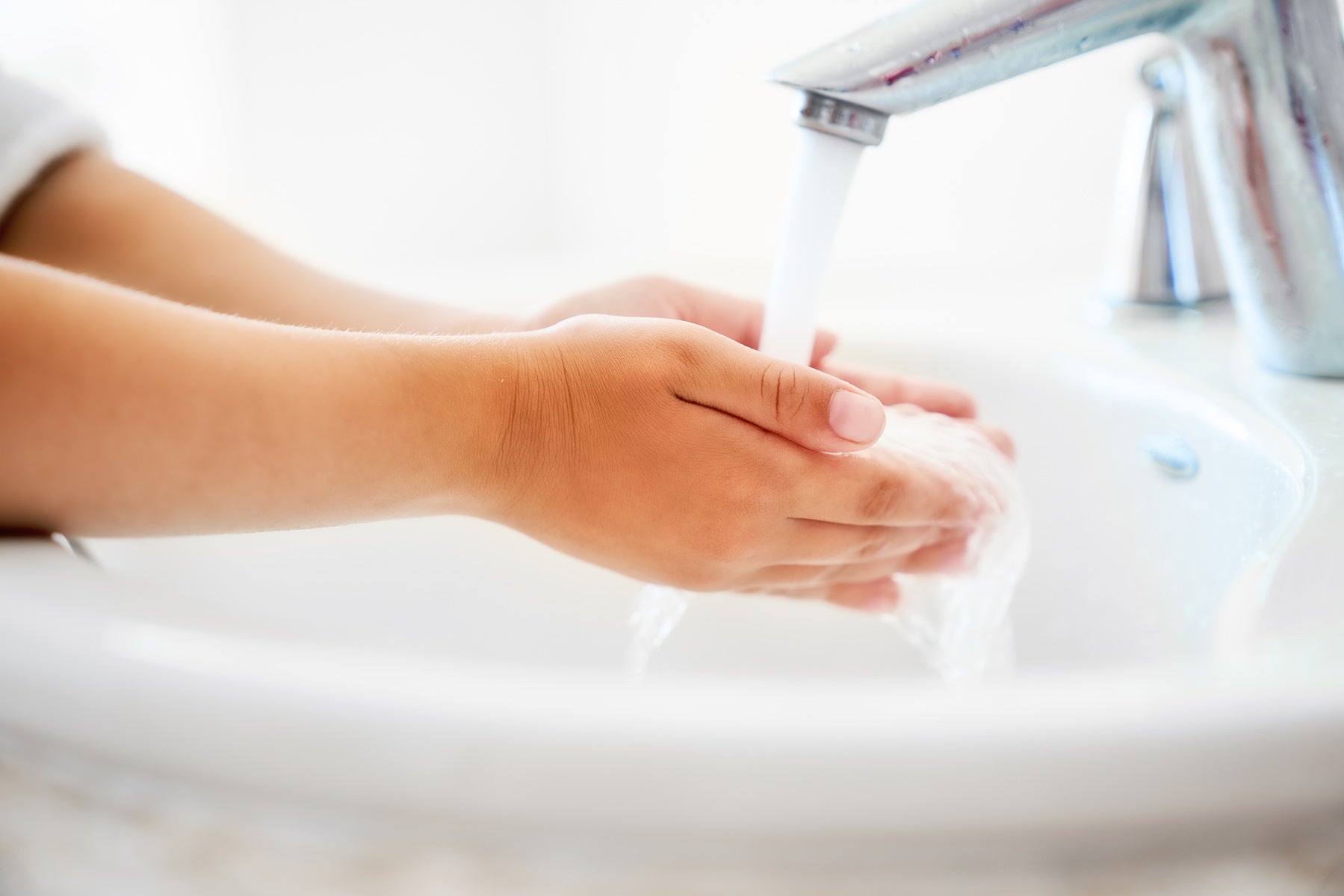 Dziecko myjące ręce
