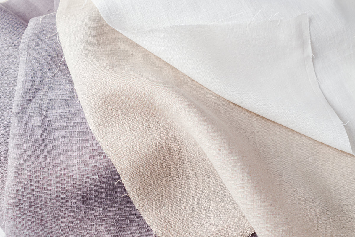 Lniana tkanina w trzech kolorach: białym, beżowym, szarym.