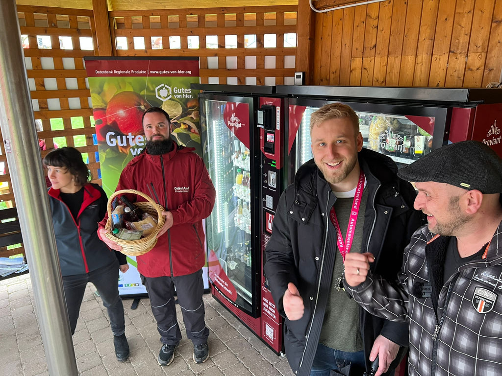 Auf dem Bild werden "Onkel Andi" vom Proviantomaten Team, Personal der Städteregion, Niklas Haug und Onkel Kramer von der Automatenland GmbH bei der feierlichen Eröffnung des Proviantomaten Standorts in Rethen.