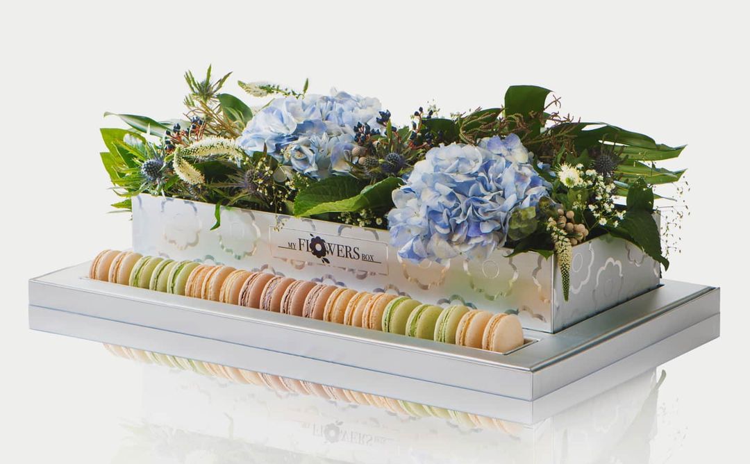 Blue Flowers & Macarons, Signature Box