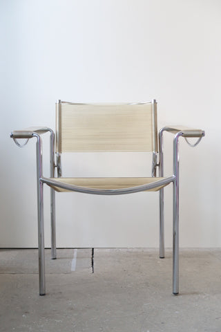 Vintage italiensk spaghetti stol designet i 1970erne af Giandomenico Belotti for brandet Alias. Denne ikoniske stol har krom stel og transparent PVC ryg samt sæde - den mest eftertragtede kombination af materialer. Stolen er med sit lette udtryk og tidsløse design en absolut klassiker og stole fra denne serie kan opleves som en del af samlingen hos Museum og Modern Art (MoMa).