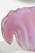 Vintage Murano muslingeskål i pink / lyserød alabastro glas. Mundblæst i en smuk organisk form og et fantastisk stykke håndværk. Muslingen har to baser og kan enten stå oprejst eller tippe på siden. Håndlavet i Italien 1950/60erne. ⁠L:21 cm B:12,5 cm H:12,5 cm