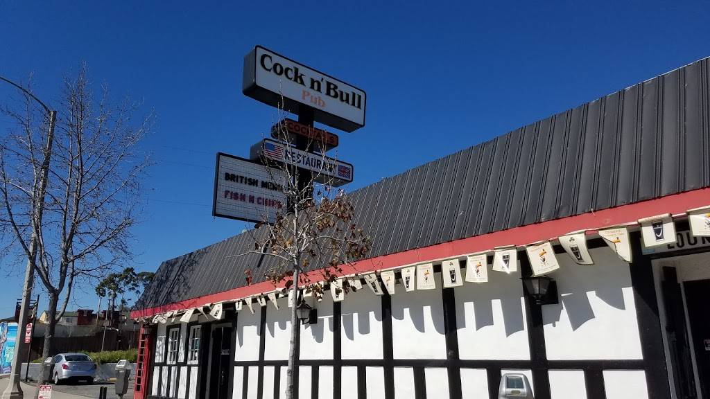 Fachada do Bar & Pub Cock n' Bull em Los Angeles, com telhado preto, detalhes em vermelho e parede branca, de onde surgiu o primeiro Moscow Mule.