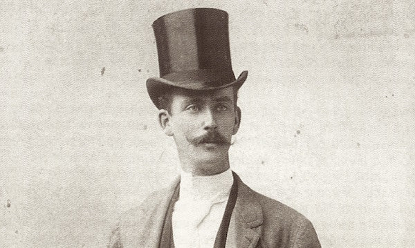 Retrato de Camillo Negroni, em uma foto preto e branco, com ele olhando à frente com uma cartola em destaque