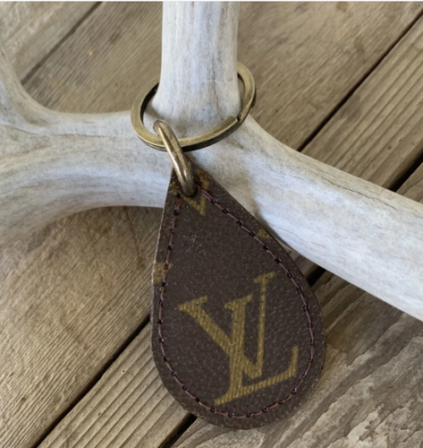 Louis Vuitton Tassel Keychain – Dina C's Fab and Funky Consignment Boutique