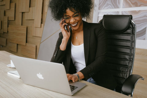 femme-noire-cheveux-crépus-téléphone-bureau