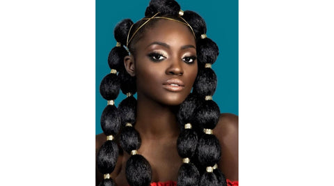 femmes portant une coiffure afro originale. Saison des Pluies marque de produits afros naturels