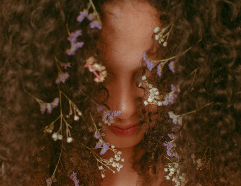 Femmes aux cheveux bouclés avec des fleurs dans les cheveux