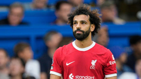 Mohamed salah joueur de liverpool qui a un cheveu long frisés bouclés