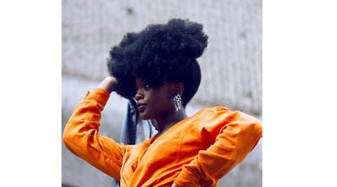 femme noire aux cheveux crépus portant un afro puff par saison des pluies marque de produits pour cheveux afros naturels