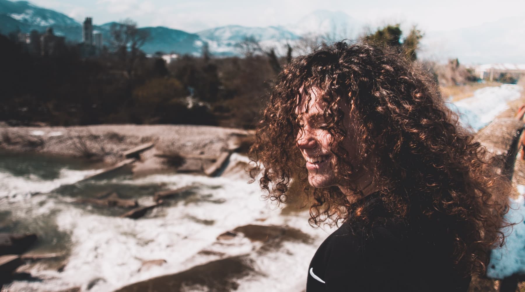 femme aux cheveux bouclés à la montagne saison des pluies