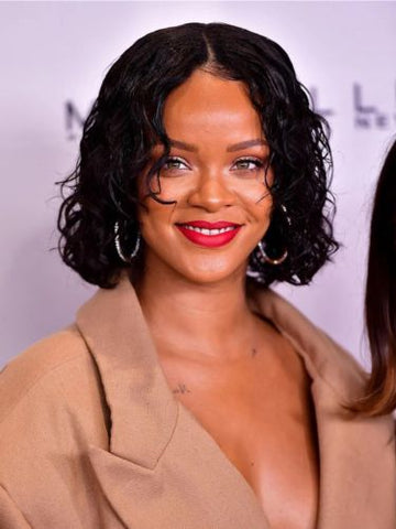 Rihanna cheveux bouclés coupe au carré