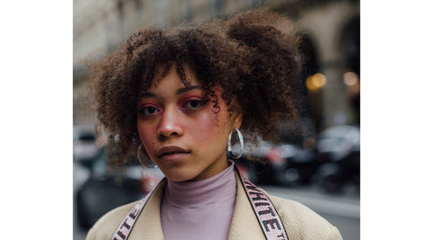 Femme aux cheveux frisés afros saison des pluies