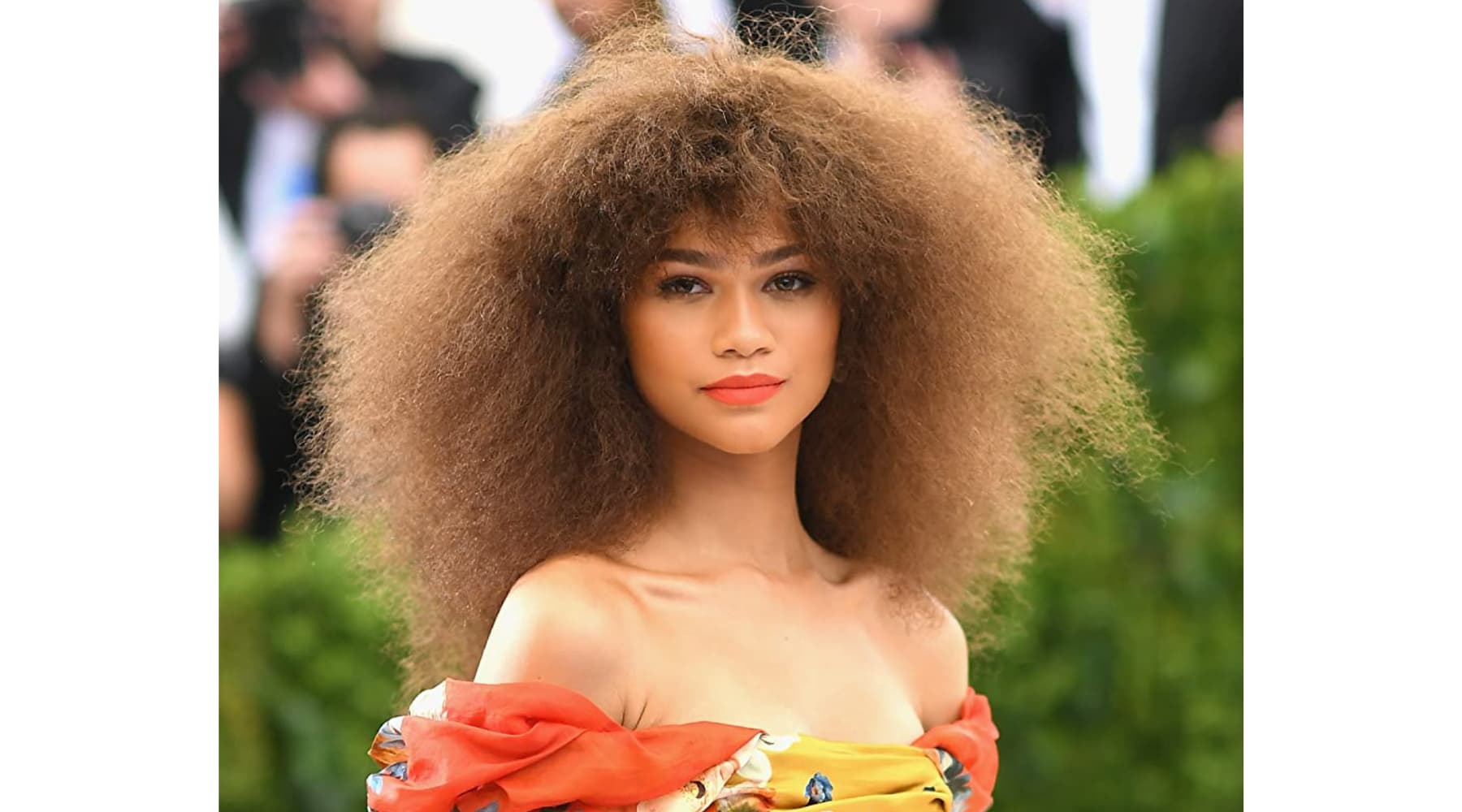 Zendaya cheveux lisse en afro sur tapis rouge du MET GALA