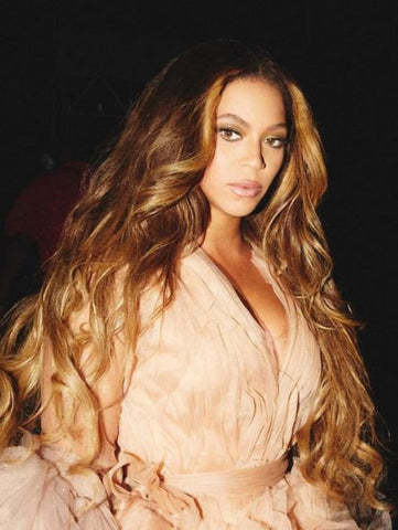 Beyoncé qui porte une wig longue couleurs miel