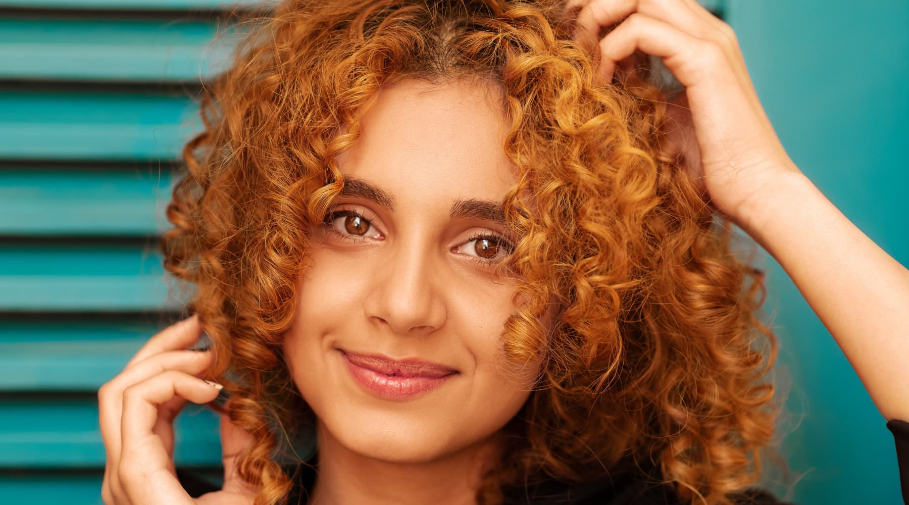 femmes méditerranéenne aux cheveux bouclés colorés en roux