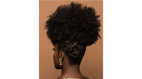 femmes aux cheveux crépus portant son afro relevé avec accessoire à l'arrière de la tête par Saison des Pluies marque leave in cheveux afros naturels