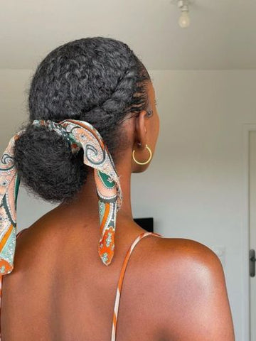 coiffure protectrice sur femmes aux cheveux bouclés noires