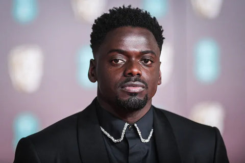 Daniel Kaluuya homme aux cheveux afros