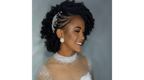 femmes aux cheveux frisés portant une coiffure de mariage et fêtes. un afro plaquée sur le coté avec des nattes collées