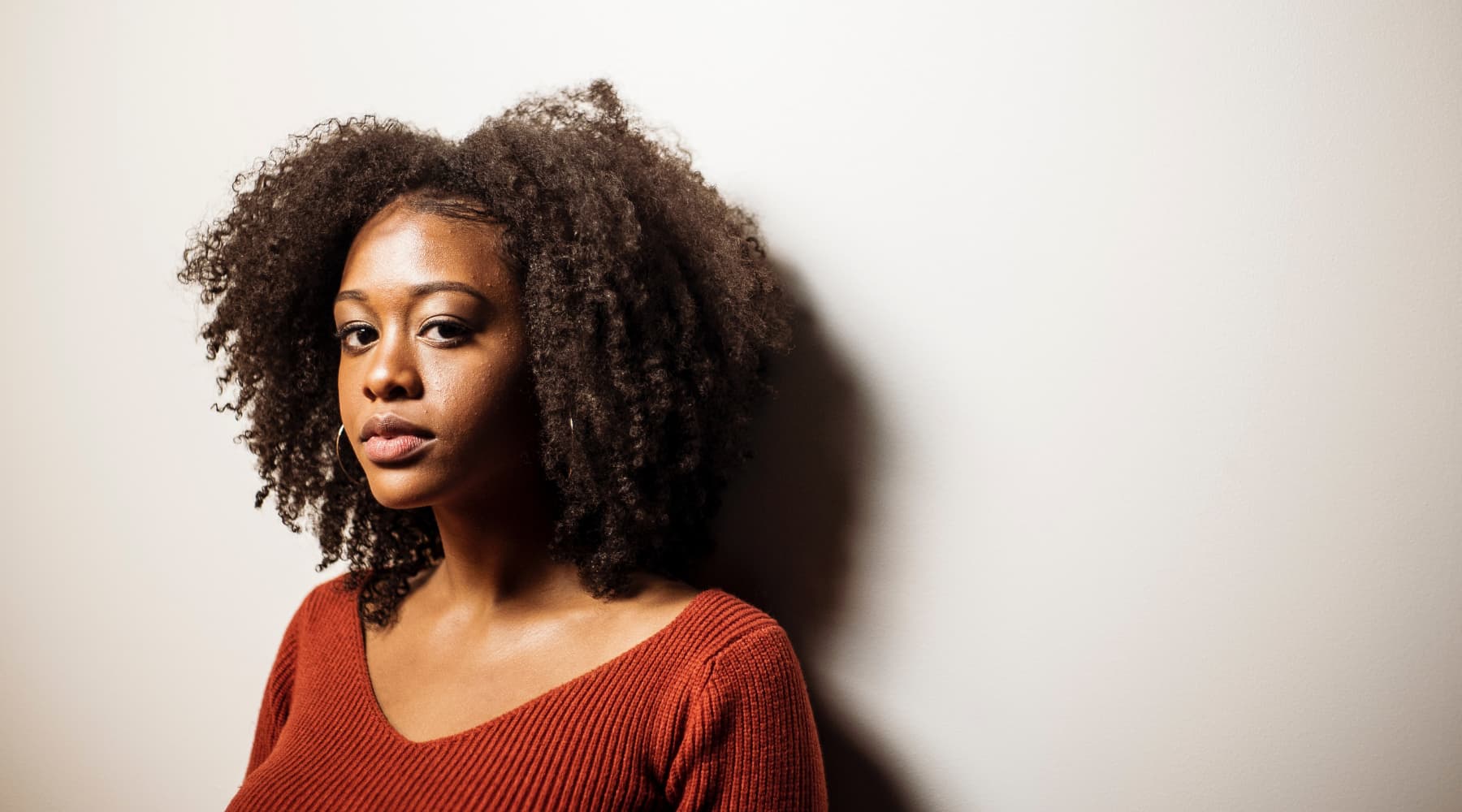 femme noire au cheveu afro crépu de type 4a 4B saison des pluies marque de soins capillaires pour femmes et hommes cheveux crépus