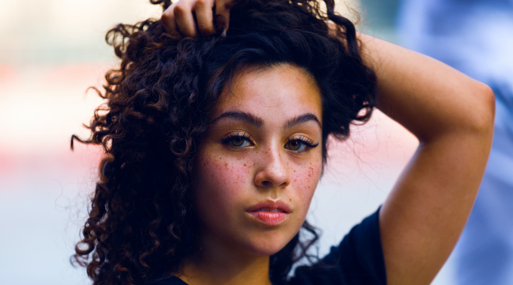 femmes-avec taches de rousseur et des cheveux- bouclés type 3A saison des pluies