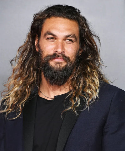 Jason Momoa l'acteur aux cheveux longs ondulés