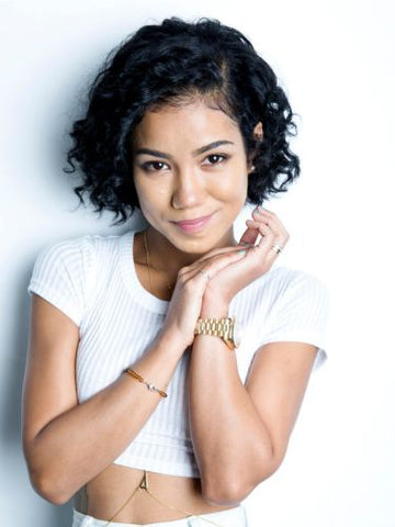 Jhene aiko carre sur cheveux boucles