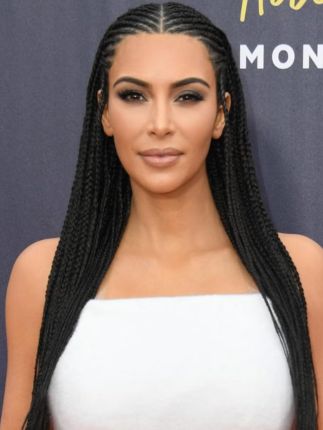 Kim Kardashian nattes collées