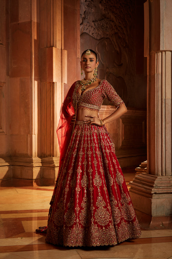 Red Lehenga with Golden Work for Bridal Wear #BN139 | Hint gelinliği,  Kırmızı gelinlik, Pakistan kıyafetleri