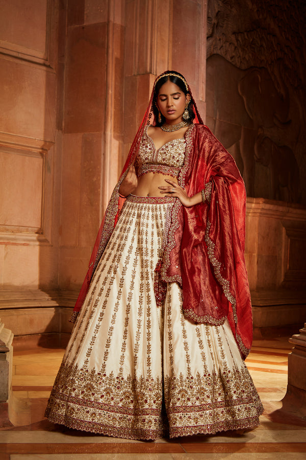 Cream lehenga and full sleeves choli with heavy tassels coordinated with  two different colors bandhani dupatta💚 | Lehenga, Full sleeve, Fashion