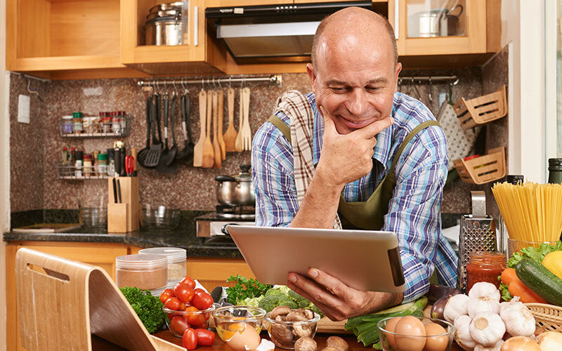 Mann sucht nach Rezepten